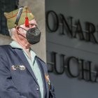 Un veterano forma ante la tribuna, en el patio de armas de Viator