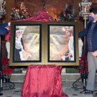 El presidente de la Agrupación y el autor del cartel descubren la obra que anunciará los desfiles procesionales almerienses de 2022.