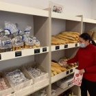 Laura trabajando en su tienda.