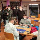 Una de las partidas del torneo rodeada por espectadores.