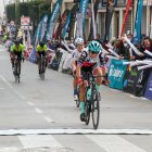 La ganadora, entrando en la meta.