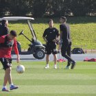 Chumi, con muletas, hablando con Rubi.