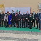 Representantes políticos junto con los premiados.