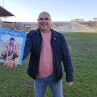 Emocionado en el campo donde tan buenas tardes de fútbol dio a unos aficionados que lo adoraban por su entrega.