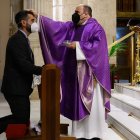 El alcalde de Almería, Ramón Fernández-Pacheco, se pone la ceniza en el convento del Sagrado Corazón.