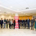 Foto de familia con los organizadores y los participantes en el desayuno.