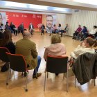 Juan Espadas se reúne con trabajadores de ayuda a domicilio.