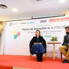 María del Mar Pérez Hernández, jefa de la Inspección Provincial de Trabajo y Seguridad Social, junto a Álvaro Hernández, tras responder a las preguntas del desayuno-coloquio. Con ellos, María del Mar Ayala, presidenta del Colegio de Graduados Sociales.