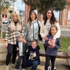 María Rudenko, Dariia Kazak y Tatiana Borisova, con sus hijos David, Zakhar y Valeria, en el bulevar de Vícar.