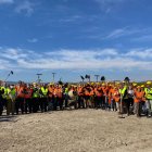 Los participantes en la jornada reivindicativa a pie de obra.