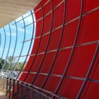 La fachada avanza desde fondo sur hacia preferencia.