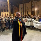 El obispo, Antonio Gómez Cantero, con la capa de la tuna femenina de Almería.