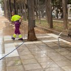Un operario del servicio de limpieza, en la Rambla.