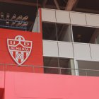El escudo del Almería que va a presidir los partidos del equipo.