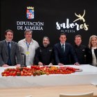 Foto de familia de autoridades políticas y los chefs almerienses en Madrid Fusión.