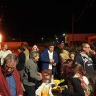 Una reunión junto a una de las hogueras la noche de ayer jueves (FOTO: Ayuntamiento de Berja)