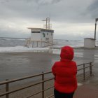 Algunas personas acudían a la playa para ver los efectos del oleaje. Foto de V.N.