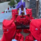 Una procesión en miniatura en el barrio seronés de La Arquilla.