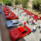 La caravana ferrarista estacionada en Enix. (FOTO: Francisco G. Luque)