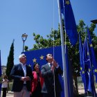 El presidente de la diputación iza la bandera de Europa acompañado por el alcalde de Huércal de Almería y la diputada de Iniciativas Europeas.