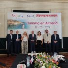 Los participantes en el debate y el director de LA VOZ, antes del comienzo del acto.