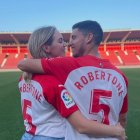 Sol Escayola y Robertone en la hierba del Estadio de los Juegos Mediterráneos.