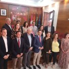 Fotografía de familia de Moreno Bonilla con las autoridades veratenses.