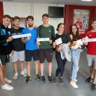 Un grupo de jóvenes que llegó al Mediterráneo a las 2 de la madrugada.