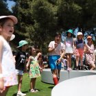 Los niños disfrutando de la música en directo.