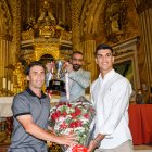 Rubi, Mohamed El Assy y Javi Robles, con el ramo de flores y copa de campeones en la Patrona de Almería.