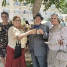 Participantes en la recreación con el alcalde Maximiliano de entonces (centro), brindando.