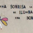 Un crío posa junto a uno de los murales que se han pintado en Gérgal.