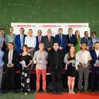 Galardonados, entregadores de premios, staff de LA VOZ y representantes institucionales, tras la gala.