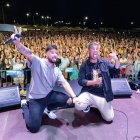 Decai en el escenario con el Muelle Gourmet de Adra repleto de gente.