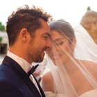 La pareja, muy cariñosa durante su boda.