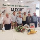 El homenajeado con asistentes y autoridades.