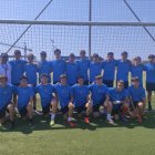 los futbolistas cadetes con LA VOZ antes de comenzar el trabajo y el entrenador Álvaro García Búrdalo.