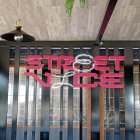 Cartel de neón de Street Vice que corona su establecimiento