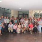 Fotografía de familia para inaugurar la placa conmemorativa por estos 40 años de trabajo.