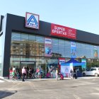 Fachada principal del supermercado inaugurado hoy.