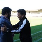 Turki saluda a Rubi en la previa del partido.