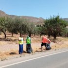 Usuarios de NOESSO colaborando en la limpieza. (FOTO: Ayuntamiento de Laujar de Andarax)