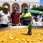La paella gigante en la Plaza de la Constitución de Enix.
