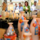 La alcaldesa María Vázquez, el concejal de Cultura Diego Cruz Mendoza y el concejal de Economía Juan José Alonso viendo los puestos