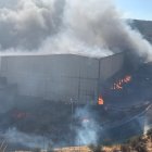 Arde la planta de reciclaje.