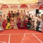 Foto de familia con participantes y jurado del Concurso de Trajes de Flamenca.