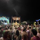 La Virgen de la Cabeza llega hasta el municipio antuso rodeada de gente y con el alumbrado de la feria.