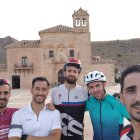 Los peregrinos posan frente al Santuario albojense.