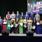 Reconocimientos a estudiantes durante el acto del pregón.