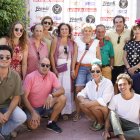 Amigos y familiares disfrutan de la vuelta de la Feria en honor a la patrona antusa.